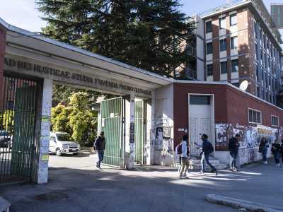 ...ci ritroviamo nell�ultimo troncone di via Amendola. Sulla sinistra la strada � in gran parte occupata dal muro di cinta del Campus universitario, presente qui con i primi dipartimenti dal 1951