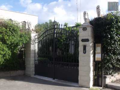 A destra si trova invece il monastero di clausura Santa Teresa Nuova 