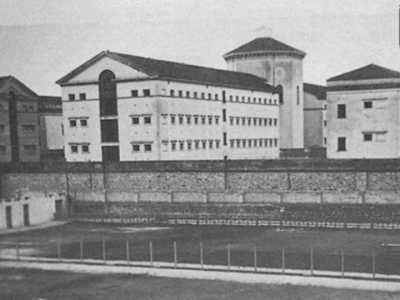 Sul tratto di Viale Giovanni XXIII che costeggia il Carcere sorgeva il Campo degli Sports. Ogni domenica i detenuti si affacciavano dalle proprie celle per vedere le gare che di disputavano, facendo un tifo infernale