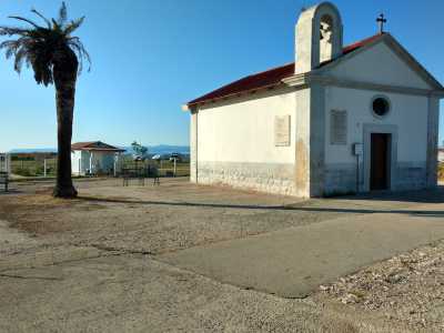 Il luogo di culto � invece la piccola chiesa di San Michele Arcangelo, eretta dai salinieri nel 700, caratterizzata da pareti bianche e un rosso tetto spiovente. Viene aperta una volta l'anno, quando viene festeggiato il santo al quale � dedicata