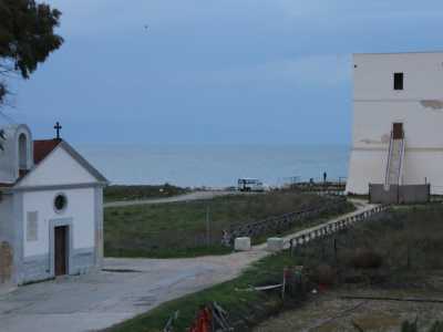 La prima costruzione � Torre Pietra, bianca fortificazione a due piani dotata di un�alta scalinata d�ingresso. � una delle tante fortificazioni costiere volute nel 500 dalla dominazione spagnola per difendersi dagli attacchi dei pirati