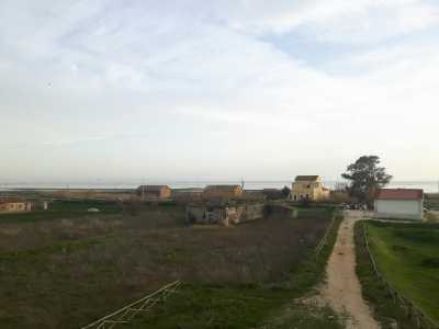 Man mano che ci si allontana dal paese il paesaggio diviene gradualmente pi� rurale