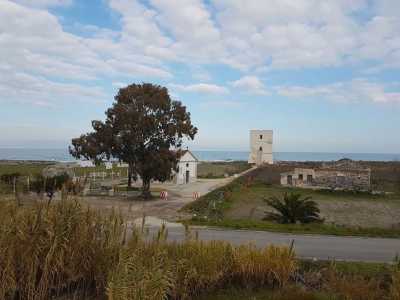Dopo una decina di chilometri, volgendo lo sguardo verso il mare, veniamo attirati da una pittoresca visione: una torre e una chiesetta poste a due passi dall�Adriatico