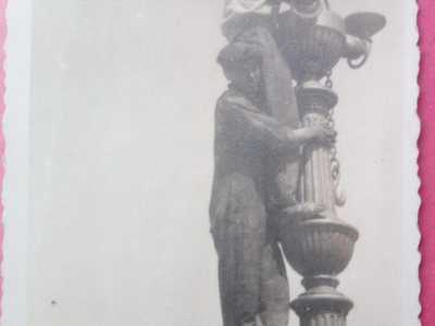 Alcune foto d�epoca ritraggono gli operai alle prese con un curiosa �gru umana� necessaria per installare le alte lanterne...