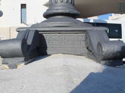 ...e la scritta di fabbrica � posta su un lato interno e non a vista frontale come gli altri