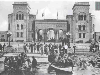 I lavori durarono dal 1929 sino alla met� degli anni 30 e originariamente previdero un uso pi� esteso delle lanterne, che arrivavano addirittura fino all�entrata monumentale della Fiera del Levante: molto pi� a nord rispetto ad ora