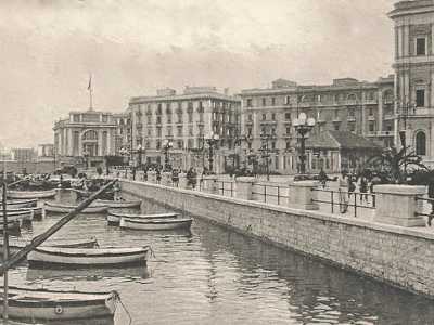 ...utilizzando i tufi provenienti dalla �Cava del prete�, fu quindi creato il waterfront barese, che si and� pian piano a illuminare proprio grazie ai caratteristici �candelabri�