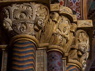 La chiesa, a croce latina, � divisa in tre navate da variopinte semicolonne adornate da capitelli...
