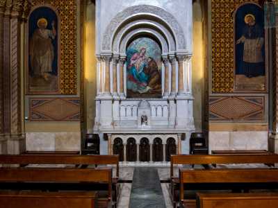 Nella navata destra invece ecco l�altare con il mosaico di Sant'Antonio, rappresentato assieme alla Vergine e al Bambino, copia dell�originale fiammingo di Van Dick