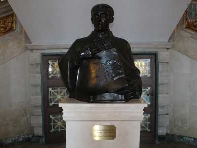 ...nell�androne del Palazzo della Provincia (il ritratto di Araldo di Crollalanza)...