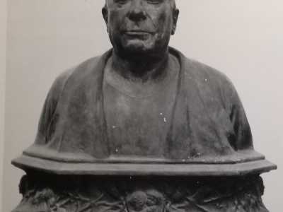 In un busto-autoritratto del 1933, conservato (assieme ad altri 42 calchi originali in gesso) nella Pinacoteca Provinciale, Cifariello appare con il volto gonfio e stanco: i segni della sua decadenza fisica e spirituale. Un declino che lo porter� a suicidarsi il 5 aprile del 1936
