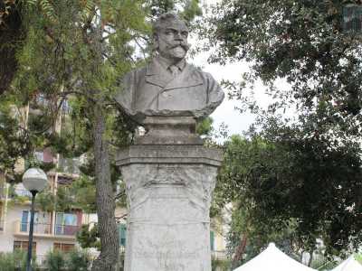 Un artista che ha segnato la vita del capoluogo pugliese tra la fine dell�800 e l�inizio del 900. Opere di Cifariello sono presenti all�interno di piazza Garibaldi (il busto dell�economista Salvatore Cognetti de Martiis)...