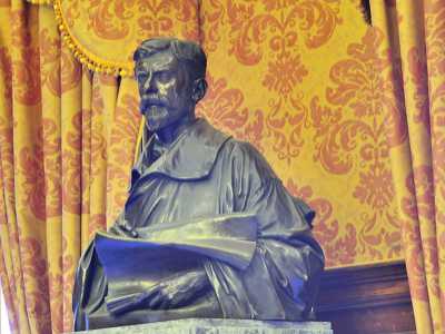 ... nella sala Massari del Comune (la scultura del sindaco Giuseppe Re David) - foto del sito www.comune.bari.it