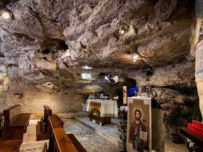 ...per via del basso soffitto, della luce soffusa e della roccia presente su ogni lato