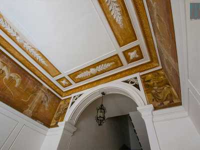 Se il soffitto � semplicemente decorato con degli stucchi, sulla parte superiore delle pareti si trovano delicati affreschi color ocra