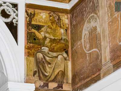 Sulla parte opposta invece ecco l�immagine di una donna: un�artista, che regge con una mano una tavolozza di colori e con l�altra la statuetta di Nike, la personificazione della Vittoria. � accompagnata dalla scritta ars vera lex (�l�arte � la vera legge�)