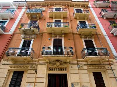Ci troviamo cos� davanti a un elegante palazzotto di inizio 900 dal doppio colore: crema al piano terra e terra di Siena nei tre livelli superiori