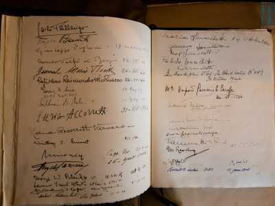 ...� il libro firme del Castello, con il ricordo di tutte le principali famiglie reali che qui hanno soggiornato 