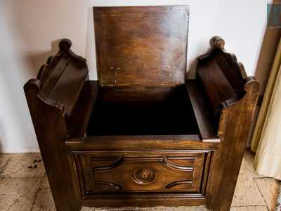 ...e particolari oggetti quali un gabinetto in legno...