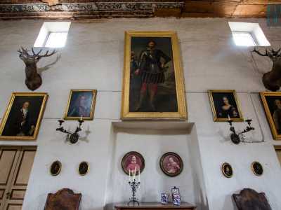 Al centro del salone domina la scena il grande quadro del terribile Giangirolamo II Acquaviva d�Aragona, detto �il Guercio� uno dei maggiori esponenti della famiglia, vissuto nel XVII secolo