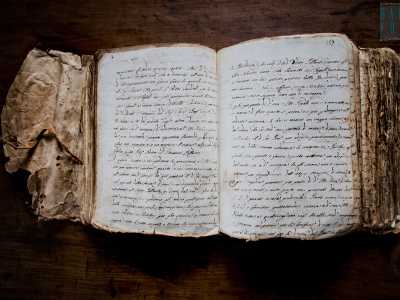 ...fanno bella mostra numerosi volumi antichi