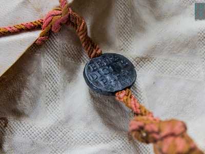 E infine di una bolla papale del 1750 con tanto di sigillo in piombo di Benedetto XIV...