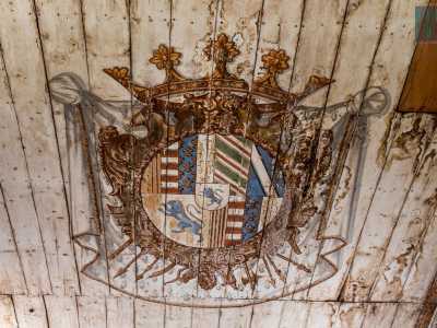 ...una grande stanza dominata dal soffitto su in legno su cui � disegnato lo stemma degli Acquaviva d�Aragona