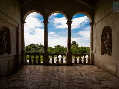 ...saliamo la scala predetta per giungere al piano nobile dell�edificio, introdotto da uno splendido patio...