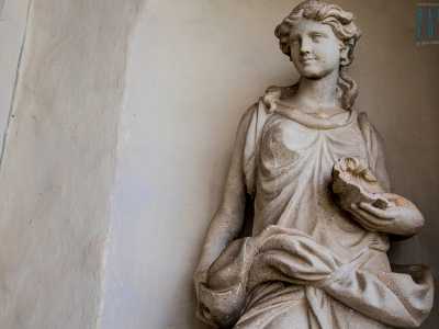 ...decorato con eleganti statue femminili in pietra