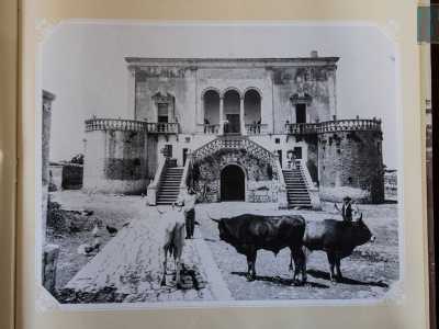 �Nell�800 il castello entr� in una fase di crisi a causa del trasferimento dei nobili a Napoli - ci spiega il 50enne Michele Forte, uno dei proprietari -: divenne persino una masseria, per poi essere rivalorizzato e ristrutturato a met� del secolo scorso� 