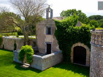 Non ci resta ora che lasciare le stanze, per dirigerci nel cortile, l� dove ci attende l�ultima tappa del nostro viaggio: la graziosa chiesetta, che dal XVII secolo sorge accanto al castello


