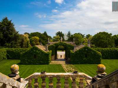 Da qui su � possibile ammirare il giardino che avvolge il castello e i due corpi di guardia situati di fronte alla facciata