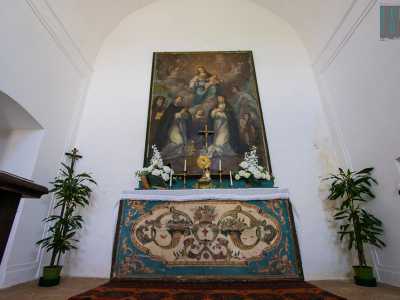 ...raffigura la Madonna del Rosario con San Domenico e Santa Caterina d'Alessandria 