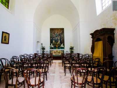 L�interno dell�edificio presenta un piccolo altare in legno sormontato da un dipinto di Nicola Gliri, allievo di Francesco Fracanzano, noto pittore napoletano del 600...