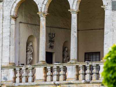 ...quest�ultima conduce a un patio arricchito da tre arcate che poggiano sui capitelli di slanciate colonne
