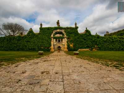 ...conduce a un portale in pietra avvolto nell�edera, il cui arco ci porta al cospetto del castello