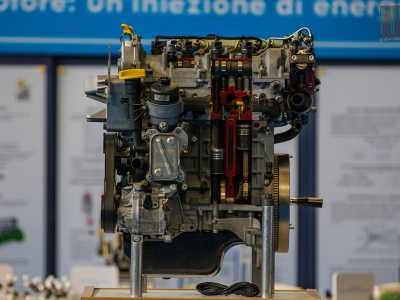 ...in cui si offre l�opportunit� di approfondire il funzionamento di un motore endotermico, partendo dai principi della termodinamica, con particolare riferimento all�esame del processo di combustione ed espansione/compressione dei gas
