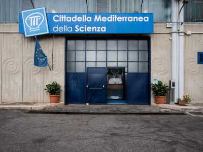 Ad accogliere gli ospiti c�� un�insegna bianca su sfondo blu, situata su un portone che permette di entrare...