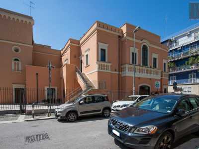 E qui, nell�isolato compreso tra le vie Lucera, Bengasi e Lecce, si erge Palazzo Caleno: un possente fabbricato color salmone che comprende terrazzine, loggiati racchiusi da archi, una torretta, una cappella...