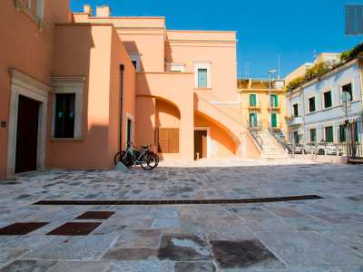 ...ritrovandoci in un ampio e grazioso cortile che ci conduce al suo interno
