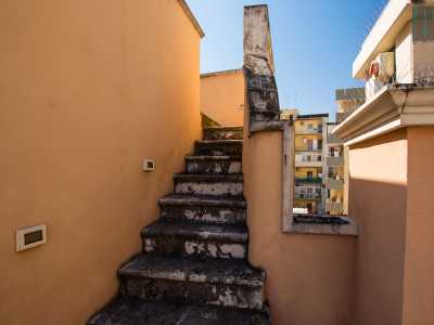 Una scala inserita nella torretta ci permette poi di salire al piano superiore (attualmente non utilizzato), per passare sul terrazzo...