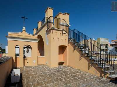 ...fino ad arrivare ai piedi del campanile a vela