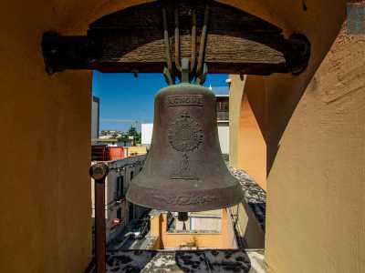 E qui ci fermiamo ad osservare la piccola campana costruita ad Agnone, paese molisano famoso per la realizzazione di questi manufatti