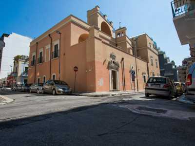 Sul portale della chiesetta, il cui ingresso si affaccia su via Lecce...