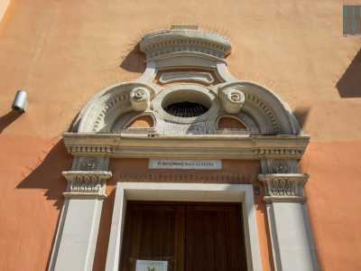 ...si legge un�epigrafe posta in corrispondenza dell�architrave barocco...