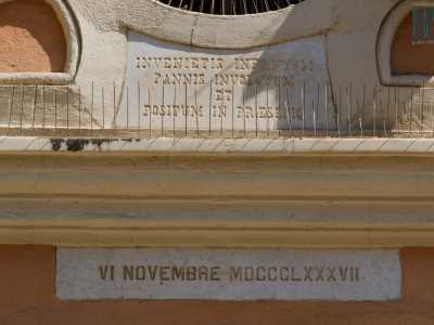 ...� datata 6 novembre 1887 e recita in latino: Invenietis infantem pannis involutum, et positum in praesepio� (�Troverete un bambino avvolto in fasce, posto in un presepio�)