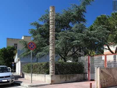 Il nostro tour alla ricerca dell�arte �nascosta� di Bari inizia in via Robert Schumann 12. All�ingresso di un condominio costruito dalla ditta Lobosco tra il 1981 e il 1982, si staglia una sorprendente riproduzione in cemento di una colonna istoriata, monumento onorario dell�antica Roma