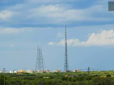 Un�enorme struttura di metallo, alta ben 110 metri, sta sorgendo in questi giorni nelle campagne baresi. Dal 9 maggio infatti una ditta specializzata di Brescia � alle prese con l�innalzamento di un�antenna radio che andr� a sostituire la vicina �Torre Eiffel�, traliccio costruito nel 2011 ma in procinto di essere smantellato