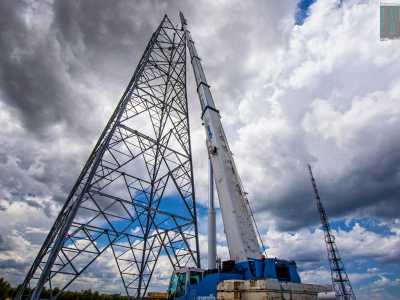 L�impatto visivo � notevole, con questo gigante di metallo che sembra toccare il cielo, emanando il fascino del progresso e la bellezza dell�essenzialit�