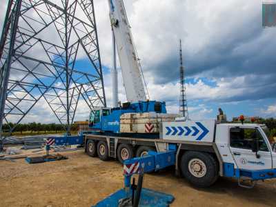 Ai suoi piedi � posta un�autogr�, quella che permette agli operai di arrampicarsi sulla struttura e lavorare ad alta quota